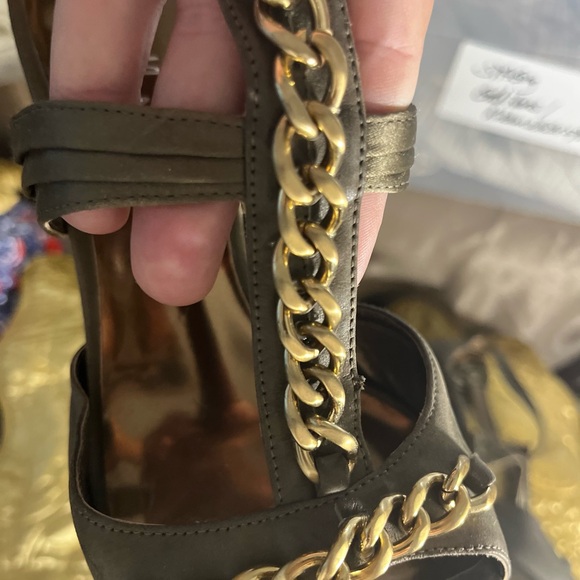 Guess by Marciano 3.5” open toe satin army green and brass chain pumps sz:10 - Picture 3 of 7